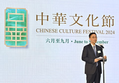The programme parade of the first Chinese Culture Festival was held today (April 18) at the Hong Kong Cultural Centre. Photo shows the Secretary for Culture, Sports and Tourism, Mr Kevin Yeung, giving a speech at the event.