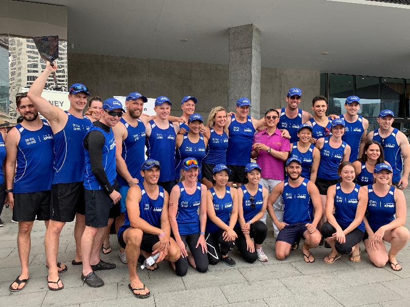 The Hong Kong Economic and Trade Office, Sydney (HKETO) participated in the Sydney Lunar Festival Dragon Boat Races in Darling Harbour, Sydney, Australia, on February 1 and 2. The Director of the HKETO, Mr Raymond Fan, is pictured presenting a trophy to the winning team of the Hong Kong Super Cup in the Sydney Lunar Festival Dragon Boat races on February 2. 