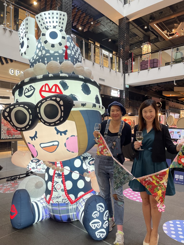 Director of HKETO Sydney visited Hong Kong Artists Chocolate Rain and Frog King's exhibition