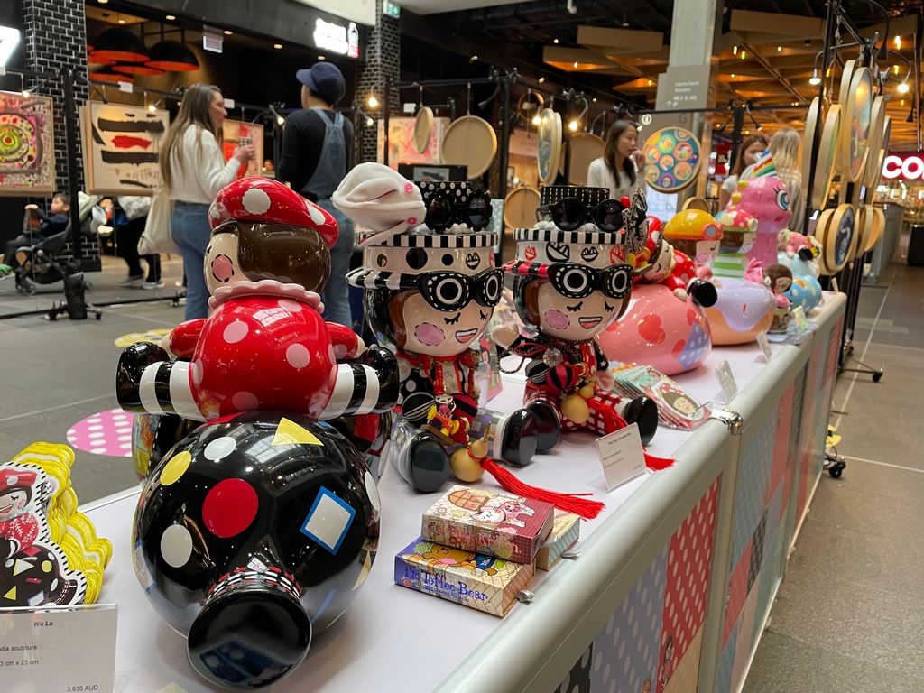 Director of HKETO Sydney visited Hong Kong Artists Chocolate Rain and Frog King's exhibition
