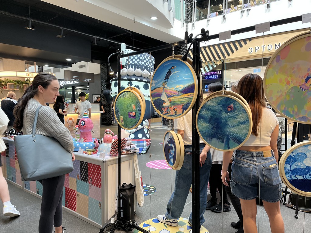 Director of HKETO Sydney visited Hong Kong Artists Chocolate Rain and Frog King's exhibition