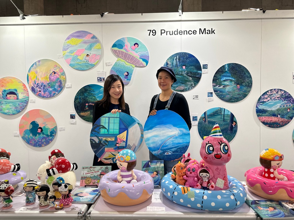 Director of HKETO Sydney visited Hong Kong Artists Chocolate Rain and Frog King's exhibition